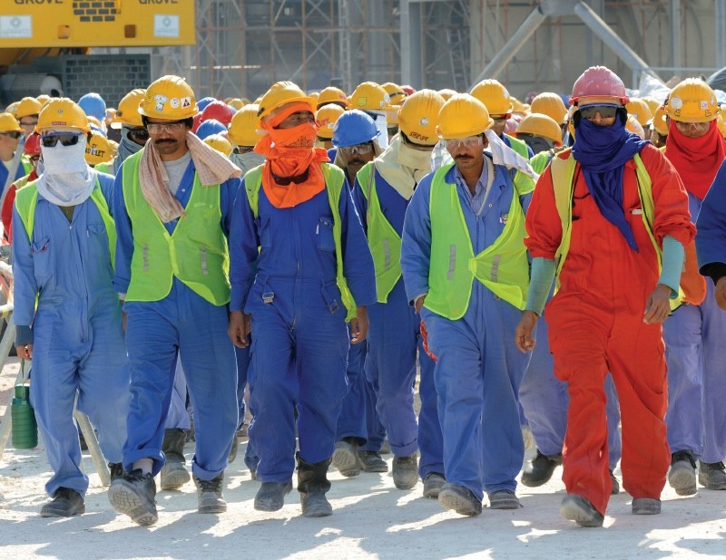 Különböző országokból érkező építőmunkások Katarban